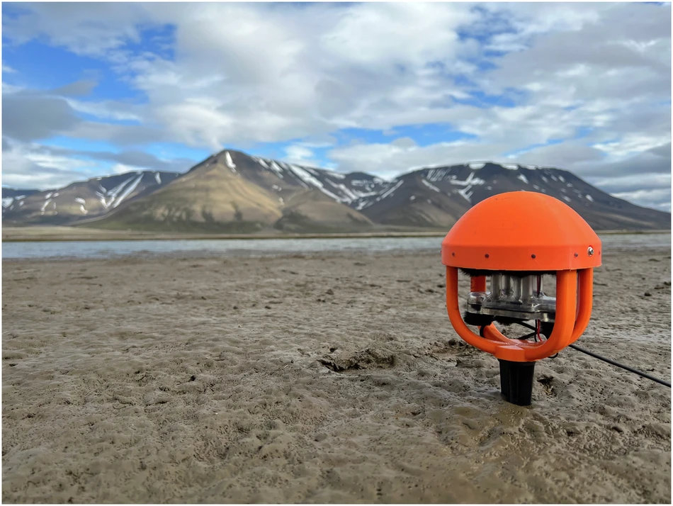 A SoundSHROOM station on the Svalbard tundra
